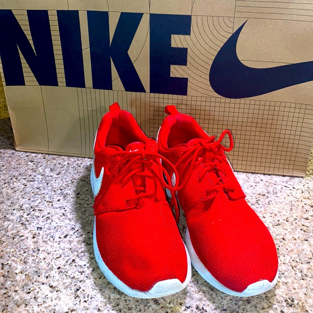 NIKE ROSHE.  YOUTH 6